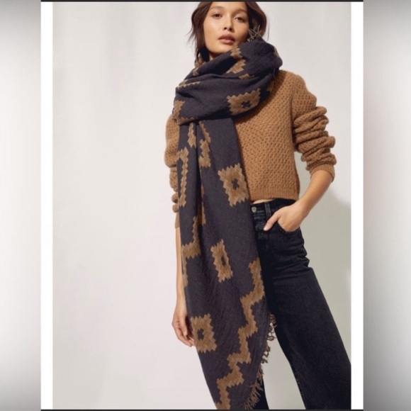 Aritzia Blanket Scarf - Picture 2 of 10